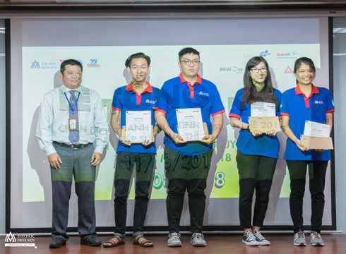 Thạc sĩ Nguyễn Trọng Duy - Phó Hiệu trưởng Trường Đại học Hoa Sen trao quà cho cá nhân xuất sắc (ảnh: HSU) Thạc sĩ Nguyễn Trọng Duy - Phó Hiệu trưởng Trường Đại học Hoa Sen trao quà cho cá nhân xuất sắc (ảnh: HSU)