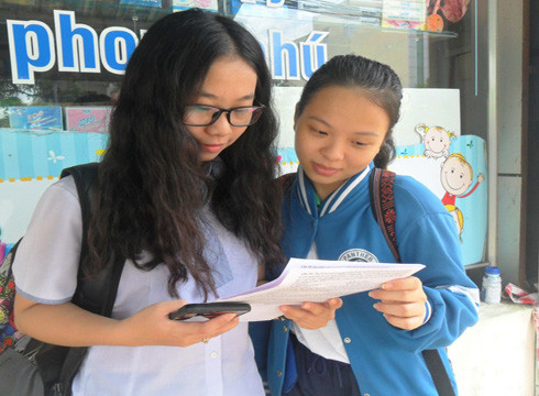 Thí sinh ở thành phố Cần Thơ trao đổi nội dung bài làm sau khi kết thúc kỳ thi (ảnh: Báo Cần Thơ)
