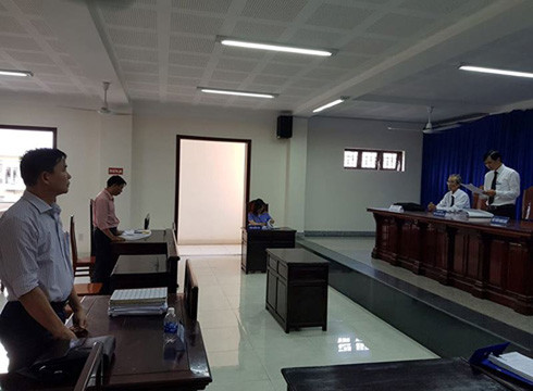 Ông Hồ Văn Lương (phía xa hình) và đại diện ủy quyền của bị đơn tại phiên tòa chiều ngày 31/7 (ảnh: P.L) Ông Hồ Văn Lương (phía xa hình) và đại diện ủy quyền của bị đơn tại phiên tòa chiều ngày 31/7 (ảnh: P.L)