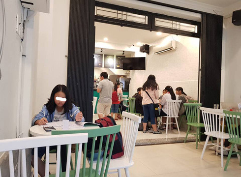 Các học sinh trước giờ bước lên phòng học thêm hay ngồi uống nước ở tầng trệt (ảnh: P.L) Các học sinh trước giờ bước lên phòng học thêm hay ngồi uống nước ở tầng trệt (ảnh: P.L)