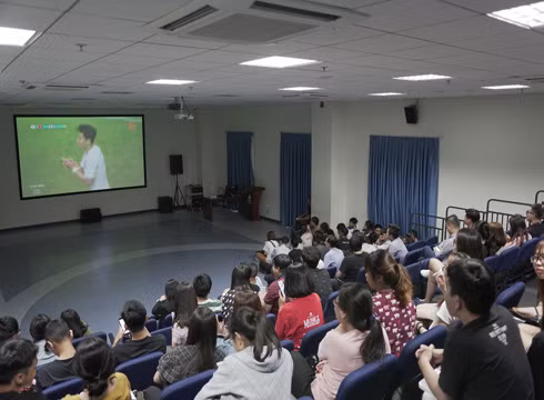 Sinh viên Trường Đại học Hoa Sen theo dõi trực tiếp trận đấu của đội Olympic Việt Nam (ảnh: HSU)