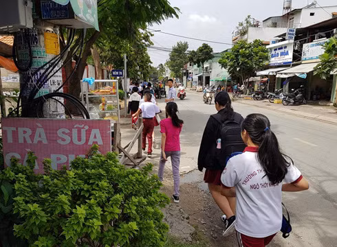 Học sinh đi từ cơ sở phụ về lại cơ sở chính của Trường Ngô Thời Nhiệm, quận 9 (ảnh: P.L)