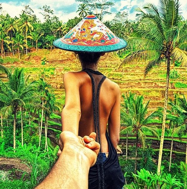 Theo The Sun, nhiếp ảnh gia Murad đã học ở London trước khi trở về quê hương là thủ đô Moscow của Nga. Quan điểm của anh về nhiếp ảnh là "chớp lại những điều mà người khác đã bỏ qua".