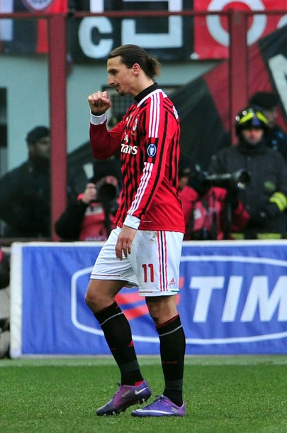 Ibrahimovic lầm lũi rời sân Ibrahimovic lầm lũi rời sân