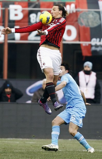 Ibrahimovic luôn là tâm điểm của mỗi pha tranh chấp Ibrahimovic luôn là tâm điểm của mỗi pha tranh chấp