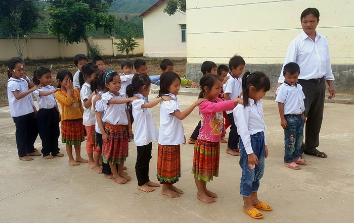 Thầy Hồ Quốc Khánh với học sinh Trường Tiểu học Ea Bar Thầy Hồ Quốc Khánh với học sinh Trường Tiểu học Ea Bar