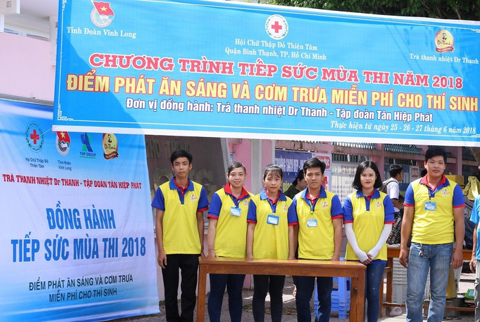 Các tình nguyện viên đến từ các trường ở thành phố Vĩnh Long Các tình nguyện viên đến từ các trường ở thành phố Vĩnh Long