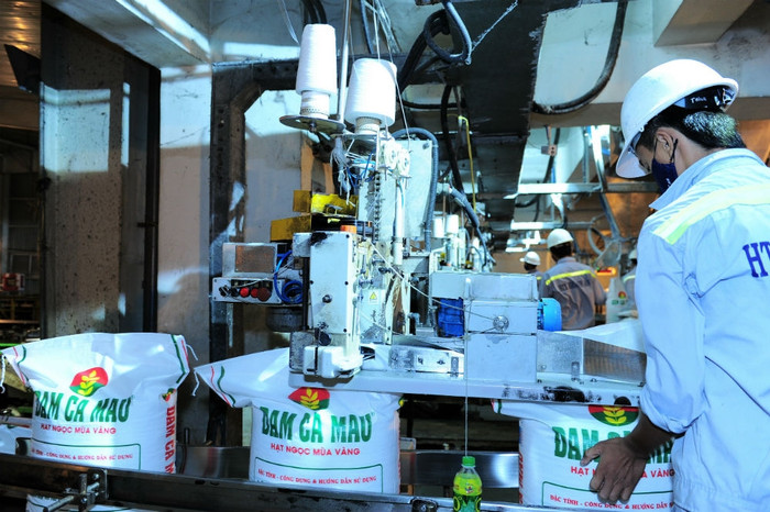 Sản xuất phân bón tại Nhà máy Đạm Cà Mau