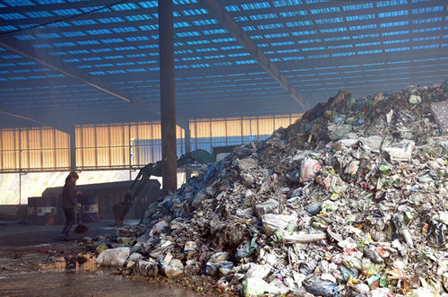 Xử lý chất thải rắn nhằm đảm bảo an toàn lâu dài cho môi trường. Xử lý chất thải rắn nhằm đảm bảo an toàn lâu dài cho môi trường.