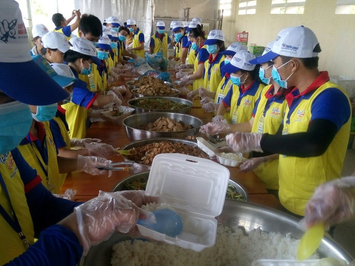 Chuẩn bị suất cơm cho các thí sinh để phát kịp giờ trưa Chuẩn bị suất cơm cho các thí sinh để phát kịp giờ trưa