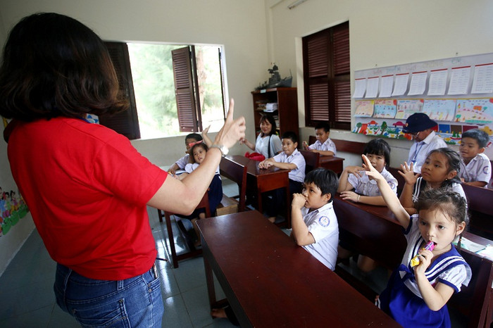 Học sinh trường Tiểu học Sinh Tồn vui vẻ giao lưu với các đại biểu từ đất liền ra thăm đảo Học sinh trường Tiểu học Sinh Tồn vui vẻ giao lưu với các đại biểu từ đất liền ra thăm đảo