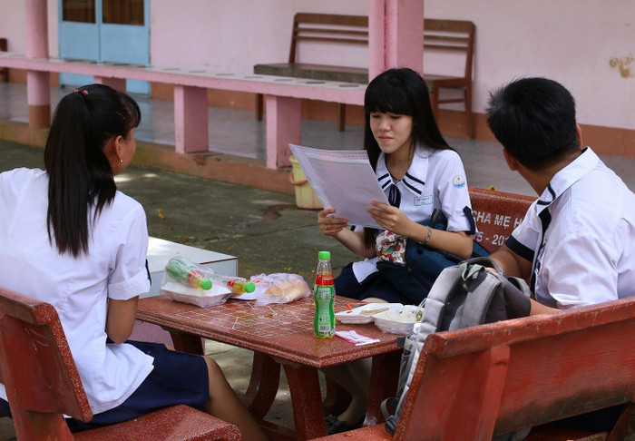 Các thí sinh tranh thủ ăn cơm trưa và ôn lại bài cho môn thi buổi chiều Các thí sinh tranh thủ ăn cơm trưa và ôn lại bài cho môn thi buổi chiều