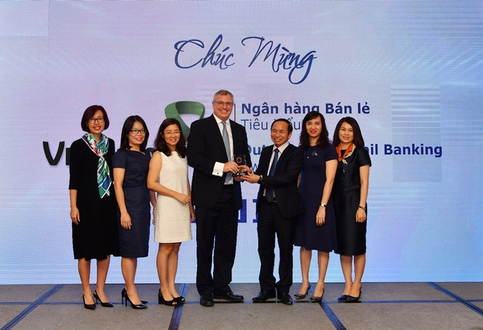 Ông Thomas William Tobin – Giám đốc Khối bán lẻ (thứ 4 từ trái sang) và đại diện các phòng/ban/trung tâm thuộc Khối bán lẻ Vietcombank nhận Giải thưởng “Ngân hàng bán lẻ tiêu biểu” năm 2018