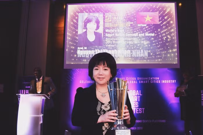 Nữ viện sĩ Nguyễn Thị Thanh Nhàn là người Việt Nam đầu tiên nhận giải thưởng xuất sắc nhất “Ý tưởng, mô hình và hệ thống tích hợp về quốc gia thông minh nhất thế giới” cùng danh hiệu “CEO có tầm nhìn xuất sắc nhất về Quốc gia thông minh.