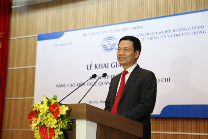 Bộ trưởng Nguyễn Mạnh Hùng đến dự và phát biểu trong buổi khai giảng lớp “Bồi dưỡng nâng cao kiến thức quản lý nhà nước về báo chí”. Ảnh: Vietnamnet.vn