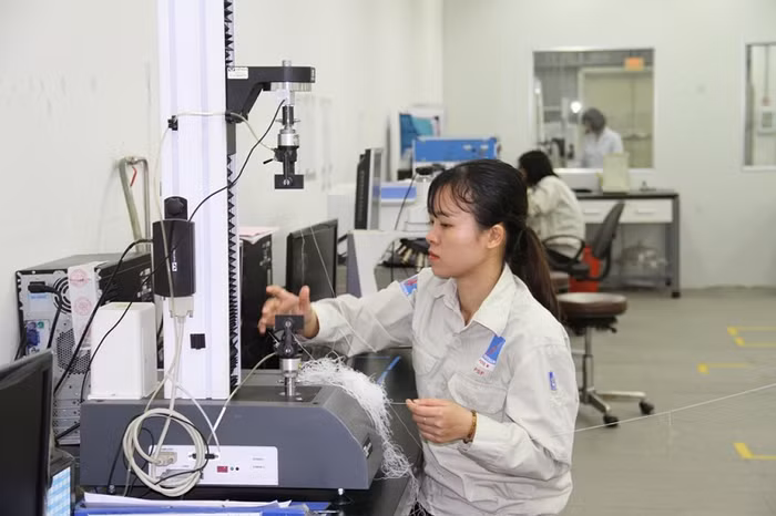 Kỹ sư PVTEX kiểm tra chất lượng sợi DTY.
