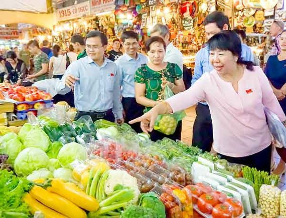 Các thành viên Hội đồng nhân Thành phố Hồ Chí Minh khảo sát tại một quầy bán rau củ quả ở chợ Bến Thành. Các thành viên Hội đồng nhân Thành phố Hồ Chí Minh khảo sát tại một quầy bán rau củ quả ở chợ Bến Thành.