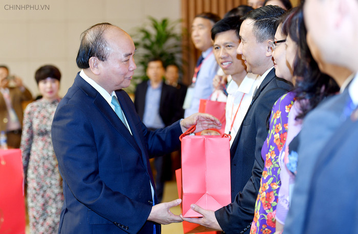 Thủ tướng Nguyễn Xuân Phúc tặng quà các nhà giáo. Ảnh: VGP Thủ tướng Nguyễn Xuân Phúc tặng quà các nhà giáo. Ảnh: VGP