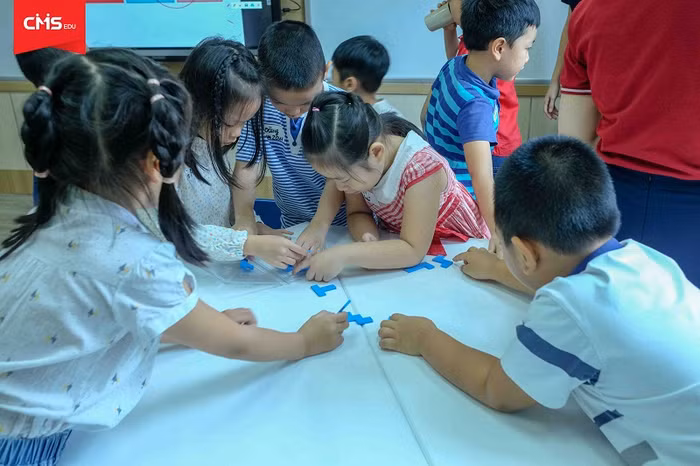 Trong sự kiện, các em nhỏ trực tiếp tham gia lớp học trải nghiệm cùng chuyên gia CMS trong không gian hiện đại của trung tâm thứ 5 CMS tại tòa nhà CDC, số 25 Lê Đại Hành.