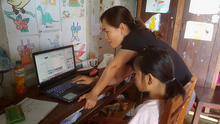 Cô Nguyễn Thị Hằng Nga hướng dẫn con gái học bài Cô Nguyễn Thị Hằng Nga hướng dẫn con gái học bài