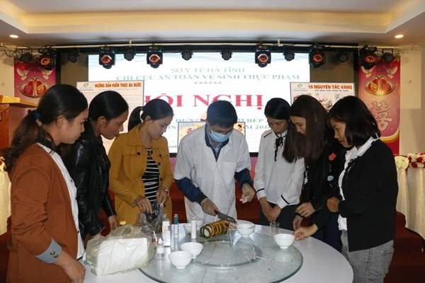 Cán bộ Chi cục An toàn vệ sinh thực phẩm Hà Tĩnh hướng dẫn làm một số test nhanh về an toàn vệ sinh thực phẩm. Cán bộ Chi cục An toàn vệ sinh thực phẩm Hà Tĩnh hướng dẫn làm một số test nhanh về an toàn vệ sinh thực phẩm.