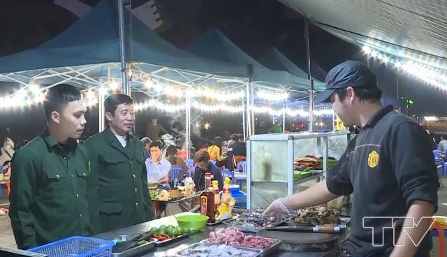 Các cơ sở kinh doanh dịch vụ ăn uống, thức ăn đường phố phải được kiểm soát tốt và thực hiện đầy đủ các quy định của pháp luật về an toàn thực phẩm. Các cơ sở kinh doanh dịch vụ ăn uống, thức ăn đường phố phải được kiểm soát tốt và thực hiện đầy đủ các quy định của pháp luật về an toàn thực phẩm.