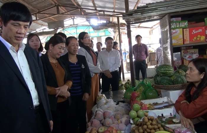 Cơ quan chức năng Thanh Hóa kiểm tra mức độ an toàn của một số sản phẩm nông nghiệp tại chợ dân sinh. Cơ quan chức năng Thanh Hóa kiểm tra mức độ an toàn của một số sản phẩm nông nghiệp tại chợ dân sinh.