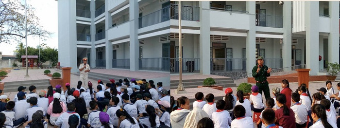 Thầy Võ Văn Hà nói chuyện truyền thống với học sinh. Ảnh do tác giả cung cấp Thầy Võ Văn Hà nói chuyện truyền thống với học sinh. Ảnh do tác giả cung cấp