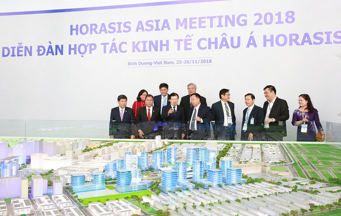 Phó Thủ tướng Trịnh Đình Dũng nghe quy hoạch phát triển thành phố thông minh Bình Dương. Ảnh: VGP/Xuân Tuyến. Phó Thủ tướng Trịnh Đình Dũng nghe quy hoạch phát triển thành phố thông minh Bình Dương. Ảnh: VGP/Xuân Tuyến.