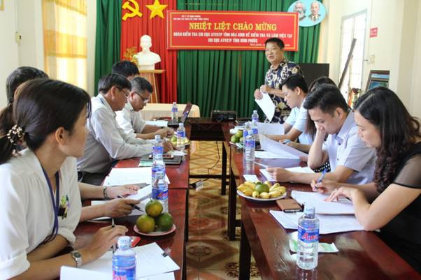 Chi cục trưởng Hòa Bình thay mặt đoàn nhận xét đánh giá Chi cục An toàn vệ sinh thực phẩm Bình Phước.