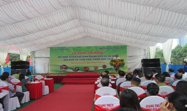 Ông Nguyễn Bá Cẩn - Phó giám đốc Sở Y tế Thanh Hóa phát biểu khai mạc lễ khai trương mô hình tuyến phố an toàn thực phẩm. Ông Nguyễn Bá Cẩn - Phó giám đốc Sở Y tế Thanh Hóa phát biểu khai mạc lễ khai trương mô hình tuyến phố an toàn thực phẩm.