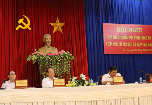 Đoàn đại biểu Quốc hội tỉnh Long An tiếp xúc cử tri huyện Đức Hòa. Ảnh: VGP/Mạnh Hùng