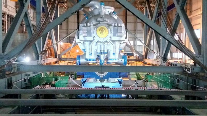 Đến hơn 18h30 cùng ngày tuabin đã được đưa vào vị trí an toàn