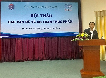Ông Lê Văn Giang, Phó Cục trưởng Cục An toàn thực phẩm (Bộ Y tế) khai mạc và chủ trì hội thảo. Ông Lê Văn Giang, Phó Cục trưởng Cục An toàn thực phẩm (Bộ Y tế) khai mạc và chủ trì hội thảo.