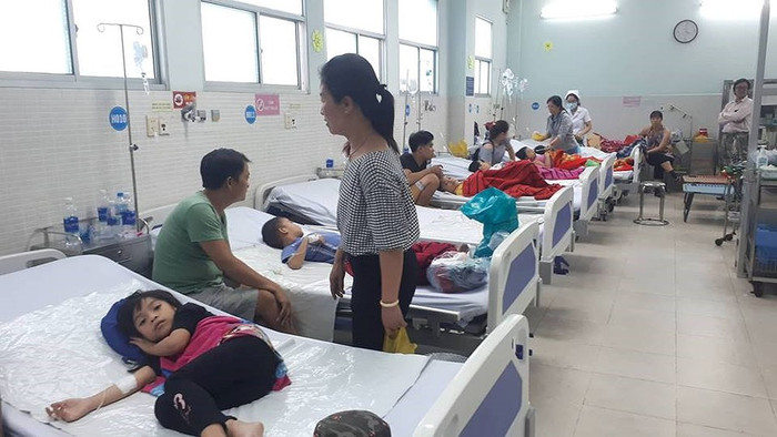 Nhiều trẻ em nghi bị ngộ độc thực phẩm đang được cấp cứu tại Bệnh viện quận Tân Phú. Nhiều trẻ em nghi bị ngộ độc thực phẩm đang được cấp cứu tại Bệnh viện quận Tân Phú.