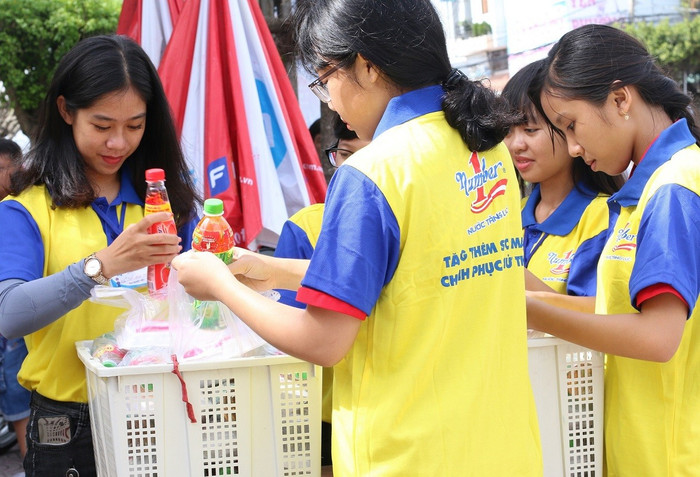 Mỗi thí sinh nhận được một suất cơm và một chai nước Mỗi thí sinh nhận được một suất cơm và một chai nước