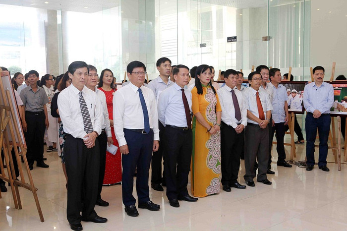 Lễ Khai mạc Triển lãm ảnh “Biển đảo Tổ quốc” diễn ra ngày 15/11/2018 tại Cơ quan Thông tấn xã Việt Nam khu vực miền Trung - Tây Nguyên (Đà Nẵng) Lễ Khai mạc Triển lãm ảnh “Biển đảo Tổ quốc” diễn ra ngày 15/11/2018 tại Cơ quan Thông tấn xã Việt Nam khu vực miền Trung - Tây Nguyên (Đà Nẵng)