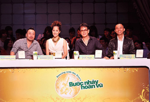 Chí Anh và Khánh Thi tiếp tục tái ngộ tại Bước nhảy hoàn vũ 2012. Vị giám khảo cố định thứ 3 sẽ là nhạc sỹ Quốc Bảo. Chí Anh và Khánh Thi tiếp tục tái ngộ tại Bước nhảy hoàn vũ 2012. Vị giám khảo cố định thứ 3 sẽ là nhạc sỹ Quốc Bảo.