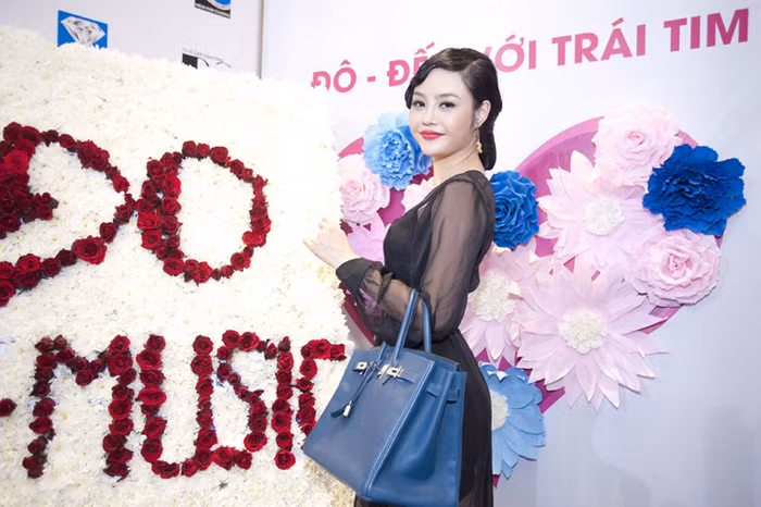 Julia Hồ - Người đăng qua Hoa hậu người Việt Hoàn cầu sau Ngọc Trinh. Julia Hồ - Người đăng qua Hoa hậu người Việt Hoàn cầu sau Ngọc Trinh.