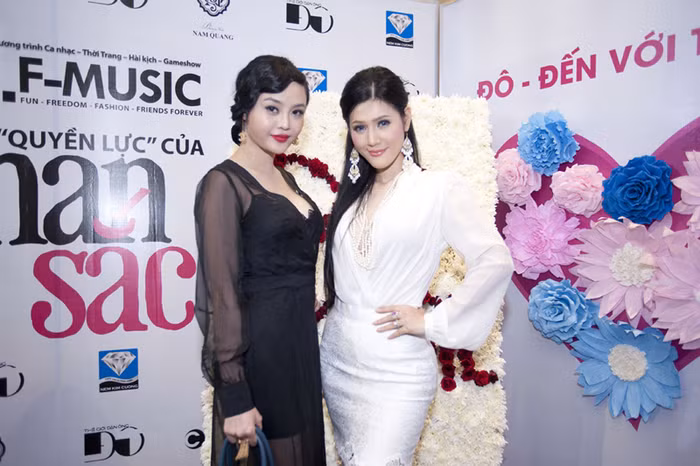 Cả hai là đôi bạn thân ngoài đời. Cả hai là đôi bạn thân ngoài đời.