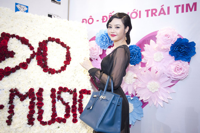 Julia Hồ - Người đăng qua Hoa hậu người Việt Hoàn cầu sau Ngọc Trinh. Julia Hồ - Người đăng qua Hoa hậu người Việt Hoàn cầu sau Ngọc Trinh.