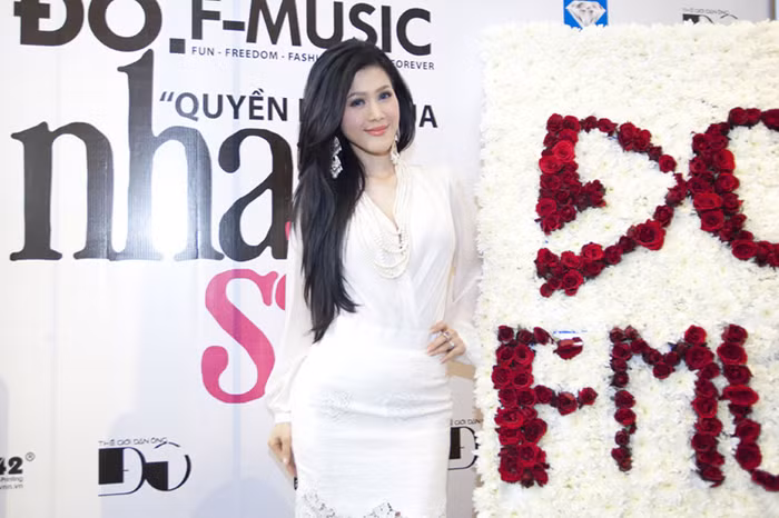 Cô sở hữu vẻ đẹp đầy đặn. Cô sở hữu vẻ đẹp đầy đặn.