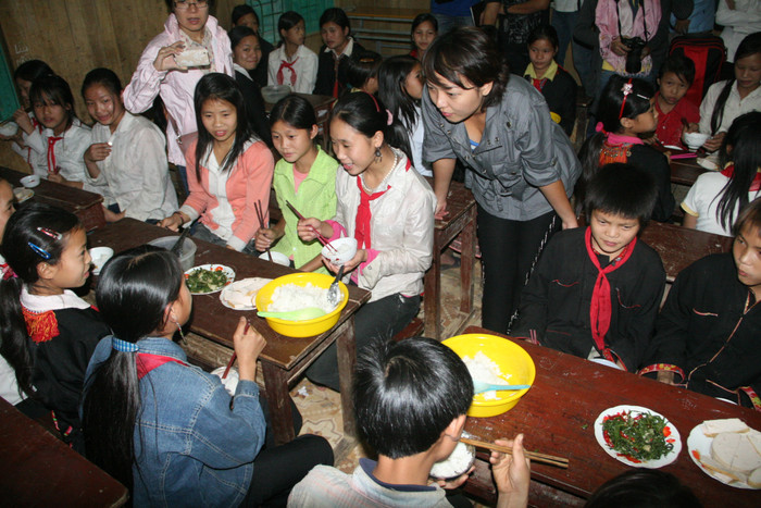 Bữa cơm đạm bạc chỉ có cơm và canh của học sinh Nậm Mười khiến ca sỹ Thái Thùy Linh phải nghẹn lòng. Đoàn công tác Báo Giáo dục VN đã chuẩn bị một sẵn một chút thức ăn mang lên góp vào bữa ăn của các em. Ảnh: Văn Trinh Bữa cơm đạm bạc chỉ có cơm và canh của học sinh Nậm Mười khiến ca sỹ Thái Thùy Linh phải nghẹn lòng. Đoàn công tác Báo Giáo dục VN đã chuẩn bị một sẵn một chút thức ăn mang lên góp vào bữa ăn của các em. Ảnh: Văn Trinh