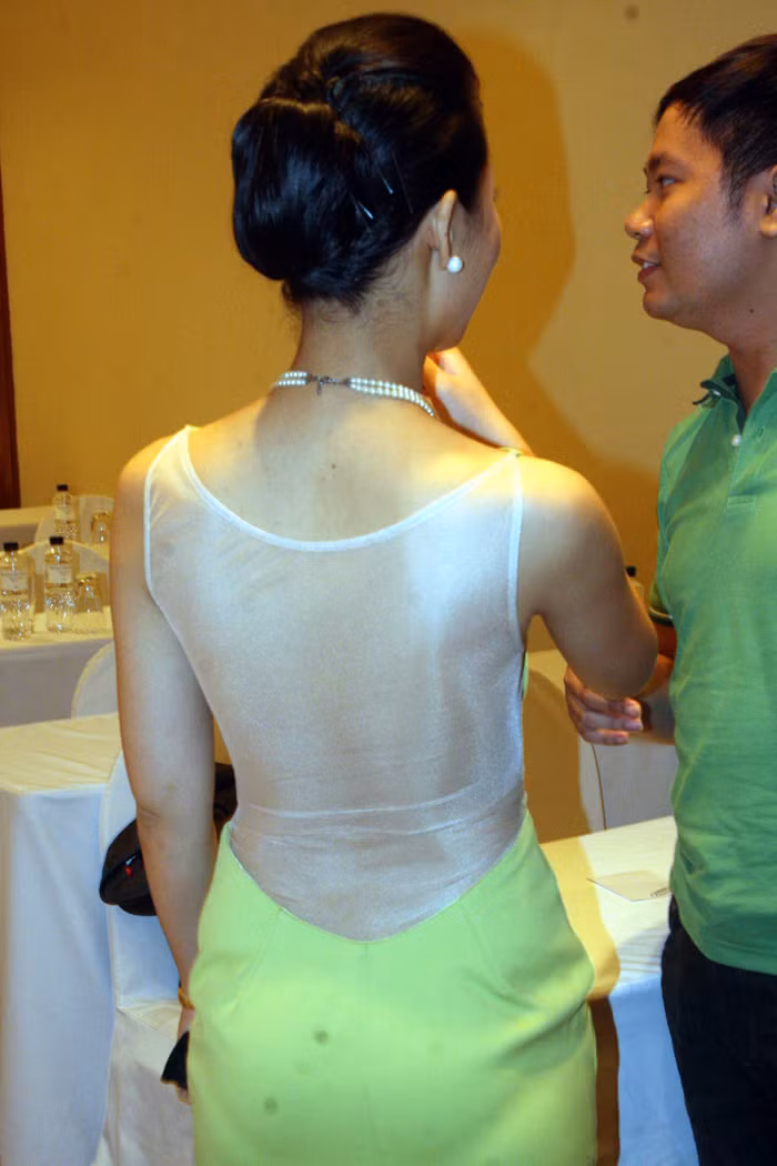 Cận cảnh chiếc áo kín trước, 'thoáng mát' sau của MC Thu Hà.