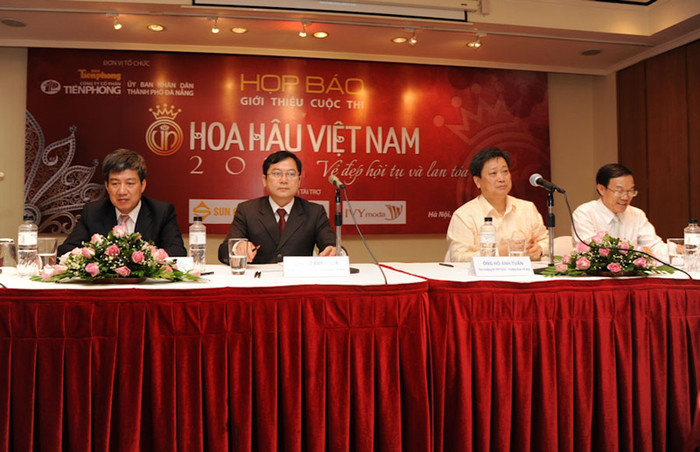 Từ 500 triệu đồng năm 2010, số tiền dành cho người đoạt vương miện tại cuộc thi nhan sắc quốc gia năm nay không những không tăng mà chỉ còn 300 triệu đồng. Theo đó, ông Lê Xuân Sơn - Trưởng ban tổ chức cuộc thi Hoa hậu Việt Nam - cho biết cơ cấu giải thưởng cuộc thi năm nay gồm: Hoa hậu 300 triệu đồng; Á hậu 1 là 150 triệu đồng, Á hậu 2 là 100 triệu đồng, các giải phụ 30 triệu đồng đồng gồm: Người đẹp Tài năng, Người đẹp Biển, Người đẹp Áo dài, Người đẹp có gương mặt khả ái, Người đẹp được khán giả bình chọn nhiều nhất… Từ 500 triệu đồng năm 2010, số tiền dành cho người đoạt vương miện tại cuộc thi nhan sắc quốc gia năm nay không những không tăng mà chỉ còn 300 triệu đồng. Theo đó, ông Lê Xuân Sơn - Trưởng ban tổ chức cuộc thi Hoa hậu Việt Nam - cho biết cơ cấu giải thưởng cuộc thi năm nay gồm: Hoa hậu 300 triệu đồng; Á hậu 1 là 150 triệu đồng, Á hậu 2 là 100 triệu đồng, các giải phụ 30 triệu đồng đồng gồm: Người đẹp Tài năng, Người đẹp Biển, Người đẹp Áo dài, Người đẹp có gương mặt khả ái, Người đẹp được khán giả bình chọn nhiều nhất…