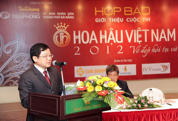 Về vấn đề này, ông Lê Xuân Sơn giải thích: “Quy mô giải thưởng phải phù hợp với bối cảnh xã hội chung. Tình hình kinh tế hiện nay đang khó khăn nên cuộc thi không thể tiếp tục cơ chế giải thưởng như cũ”. (Theo Vnexpress) Về vấn đề này, ông Lê Xuân Sơn giải thích: “Quy mô giải thưởng phải phù hợp với bối cảnh xã hội chung. Tình hình kinh tế hiện nay đang khó khăn nên cuộc thi không thể tiếp tục cơ chế giải thưởng như cũ”. (Theo Vnexpress)