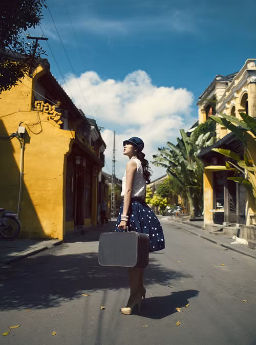 Nét đẹp thanh tú cùng nụ cười rạng rỡ của 'cô Trúc' càng thêm mê hoặc giữa khung cảnh cổ kính của Hội An.