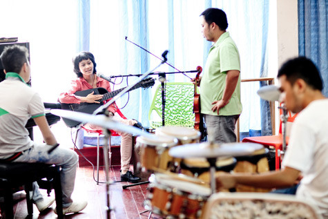 Lê Cát Trọng Lý tập luyện cùng ban nhạc cho chuyến lưu diễn xuyên Việt. Lê Cát Trọng Lý tập luyện cùng ban nhạc cho chuyến lưu diễn xuyên Việt.