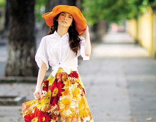 Áo hoa hoặc chân váy hoa mix cùng với những item đơn sắc khác khiến cho trang phục của người mặc sinh động hơn rất nhiều. Tuy nhiên việc kết hợp những trang phục này với nhau đòi hỏi người mặc phải có sự tinh tế và nhạy cảm với thời trang, nếu không bạn có thể bị rơi vào lỗi diêm dúa, sặc sỡ. Một trong những bí kíp để diện trang phục hoa là bạn kết hợp áo/váy hoa với trang phục có tone màu đơn sắc trùng với họa tiết đi kèm. Cùng xem các sao nhà ta mix đồ thế nào với áo hoa và váy hoa nhé! Áo hoa hoặc chân váy hoa mix cùng với những item đơn sắc khác khiến cho trang phục của người mặc sinh động hơn rất nhiều. Tuy nhiên việc kết hợp những trang phục này với nhau đòi hỏi người mặc phải có sự tinh tế và nhạy cảm với thời trang, nếu không bạn có thể bị rơi vào lỗi diêm dúa, sặc sỡ. Một trong những bí kíp để diện trang phục hoa là bạn kết hợp áo/váy hoa với trang phục có tone màu đơn sắc trùng với họa tiết đi kèm. Cùng xem các sao nhà ta mix đồ thế nào với áo hoa và váy hoa nhé!