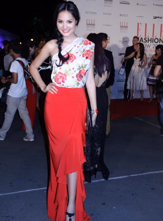 Hương Giang xinh đẹp và rực rỡ cùng áo hoa lệch vai kết hợp cùng chân váy cam đỏ tôn lên chiều cao nổi bật của cô